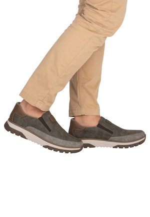 Herren-Slipper aus dunkelgrauem und braunem Leder mit elastischen Seitenpartien, strukturierter Oberfläche und dicker weißer Gummisohle.