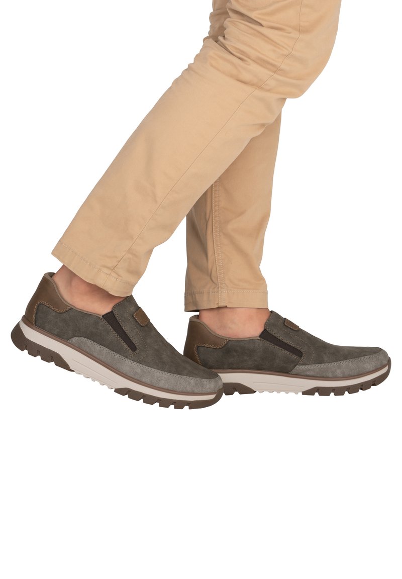 Herren-Slipper aus dunkelgrauem und braunem Leder mit elastischen Seitenpartien, strukturierter Oberfläche und dicker weißer Gummisohle.