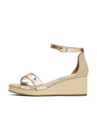 Beige wedge-sandalen met metallic banden, een textuur middenzool, een verstelbare enkelgesp en een klein logoaccent op de bovenste band.