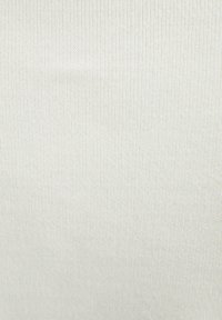 Lichtbeige ribbelstof met verticale lijnen, gladde textuur en consistent patroon; geschikt voor kleding of textieltoepassingen.