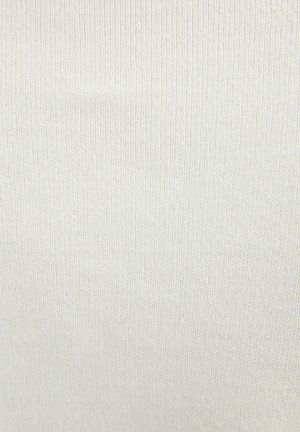 Ljus beige ribbat tyg med vertikala linjer, slät textur och ett konsekvent mönster; lämpligt för kläder eller textilapplikationer.