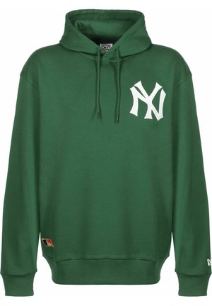 Zielona bluza z kapturem z białym logo NY na piersi, sznurkami przy kapturze, ściągaczami na rękawach i u dołu oraz małą naszywką MLB w pobliżu dolnej krawędzi.
