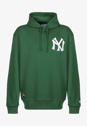 Sweat à capuche vert avec logo blanc NY sur la poitrine, cordons à la capuche, poignets et ourlet côtelés, et petit patch MLB près du bord inférieur.