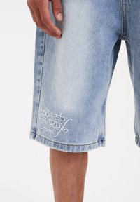 Ed Hardy TRUE TILL DEATH - Farkkushortsit - bleach