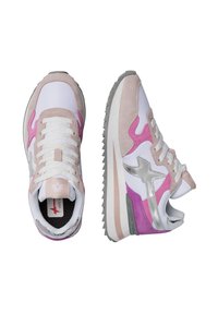 Sneakers bianchi, rosa e grigie con dettagli in suede e pelle. Presentano una suola testurizzata, un design con lacci e un caratteristico dettaglio con logo.