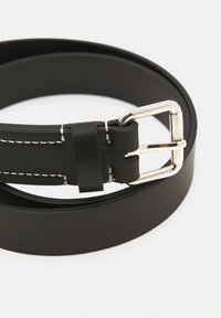 Sort læderbælte med en sølv metalspænde, der har hvid brodering og en glat overflade. Bæltet er lænket i en cirkulær position.