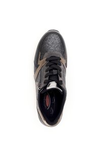 Zwarte en grijze sneaker met een leren bovenlaag van textuurglitter, suède accenten en een glanzend metalen detail. Voorzien van veters en een ritssluiting.