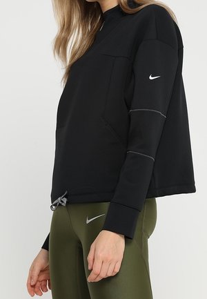 Musta pitkähihaine huppari, jossa on korkea kaulus ja harmaat yksityiskohdat. Alaosassa on kiristysnauha. Hiha on varustettu pienellä valkoisella Nike-logolla.