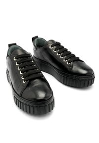 Sneaker in pelle nera con finitura liscia, punta rotonda, suola piattaforma spessa e lacci neri. Presenta occhielli metallici e linguetta imbottita.