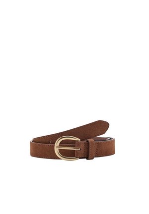 Ceinture en daim marron avec une boucle en métal doré arrondie enroulée sur un fond blanc.