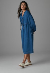 Next REGULAR FIT - TIE FRONT MIDI SMOCK - Denimové šaty - mid blue