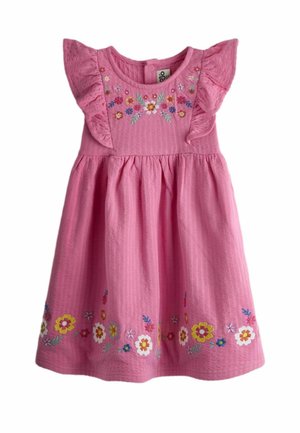 Różowa bawełniana sukienka z falbankami na rękawach, ozdobiona kwiatowym haftem w żywych kolorach wzdłuż dołu i gorsetu, z teksturowanej tkaniny.