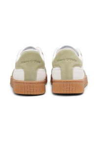 Weiße und grüne Suede-Sneaker mit einer Gummisohle, die auf der Rückseite mit dem "Marc O'Polo"-Branding versehen sind, von hinten betrachtet.
