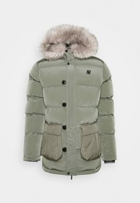 Giacca a piumino verde chiaro con cappuccio removibile foderato in pelliccia, bottoni neri, due grandi tasche frontali e dettagli in tessuto strutturato.