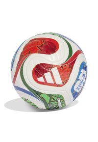 Biała piłka nożna Adidas z kolorowymi wzorami w odcieniach czerwieni, zieleni i niebieskiego oraz oznaczeniem FIFA World Cup na białym tle.