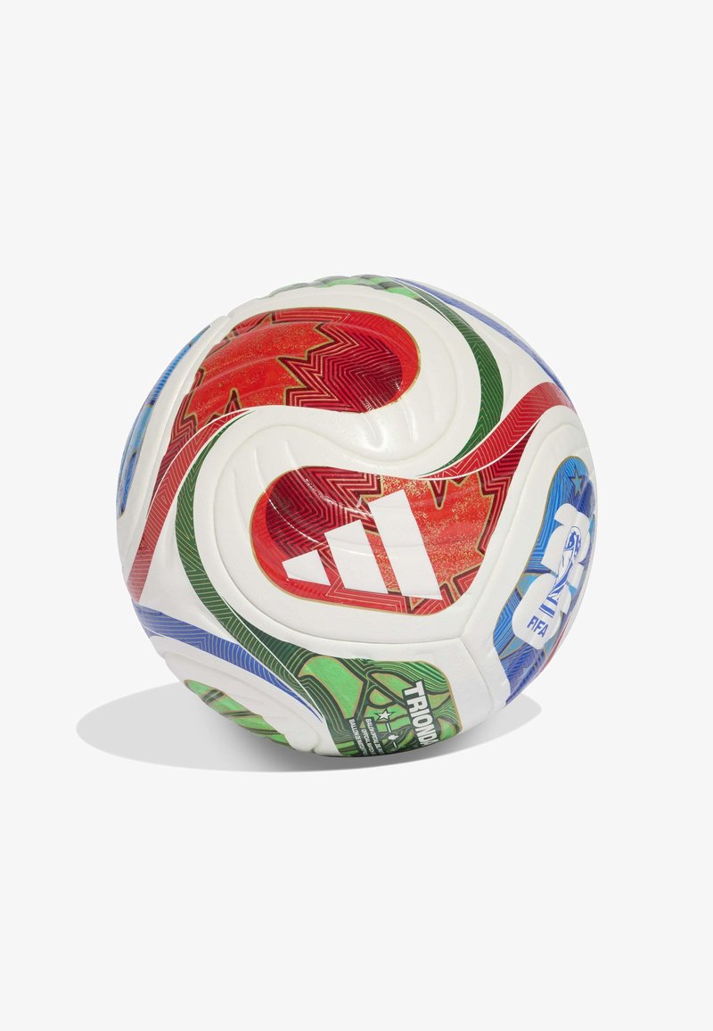 Biała piłka nożna Adidas z kolorowymi wzorami w odcieniach czerwieni, zieleni i niebieskiego oraz oznaczeniem FIFA World Cup na białym tle.