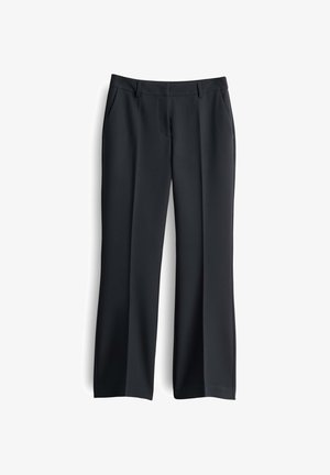 Zwarte broek met een wijde pijp, gemaakt van een gladde stof. Voorzien van steekzakken, een platte tailleband en een subtiele plooien aan de voorkant.
