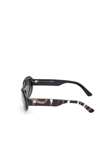 Solglasögon med runda svarta bågar och mörka linser. Bågarna har ett flerfärgat randigt mönster med guld "Pucci"-logotyp.