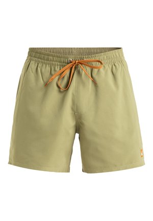 Olijfgroene zwembroek met elastische tailleband, oranje trekkoord en klein logo detail op de zoom. Textuur, lichtgewicht materiaal.
