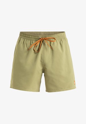 Olivno zeleni kopalni šorti z elastičnim pasom, oranžno vrvico in majhnim logotipom na robu. Teksturovani, lahki material.