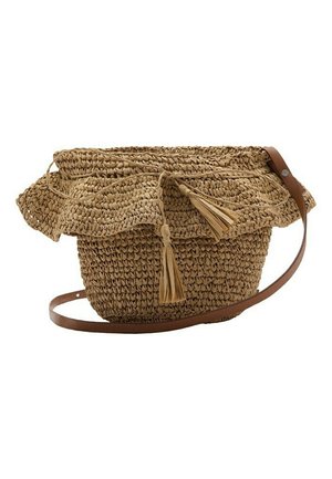 Sac seau tressé marron avec bord supérieur froncé, fermeture à cordon à pompons et bandoulière en cuir réglable sur fond blanc.