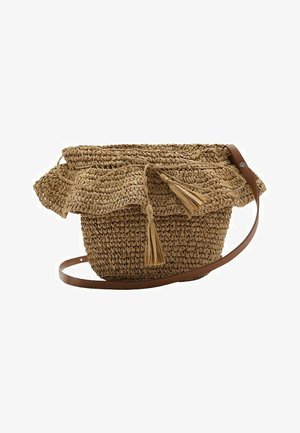 Sac seau tressé marron avec bord supérieur froncé, fermeture à cordon à pompons et bandoulière en cuir réglable sur fond blanc.