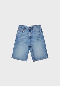 Pantalones cortos de mezclilla azul claro con corte recto, cinco bolsillos y costuras visibles. La tela tiene una textura suave con un ligero desgaste.