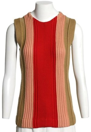 Haut en maille sans manches avec des rayures côtelées verticales en tons rouge, rose et marron sur un buste de mannequin blanc.