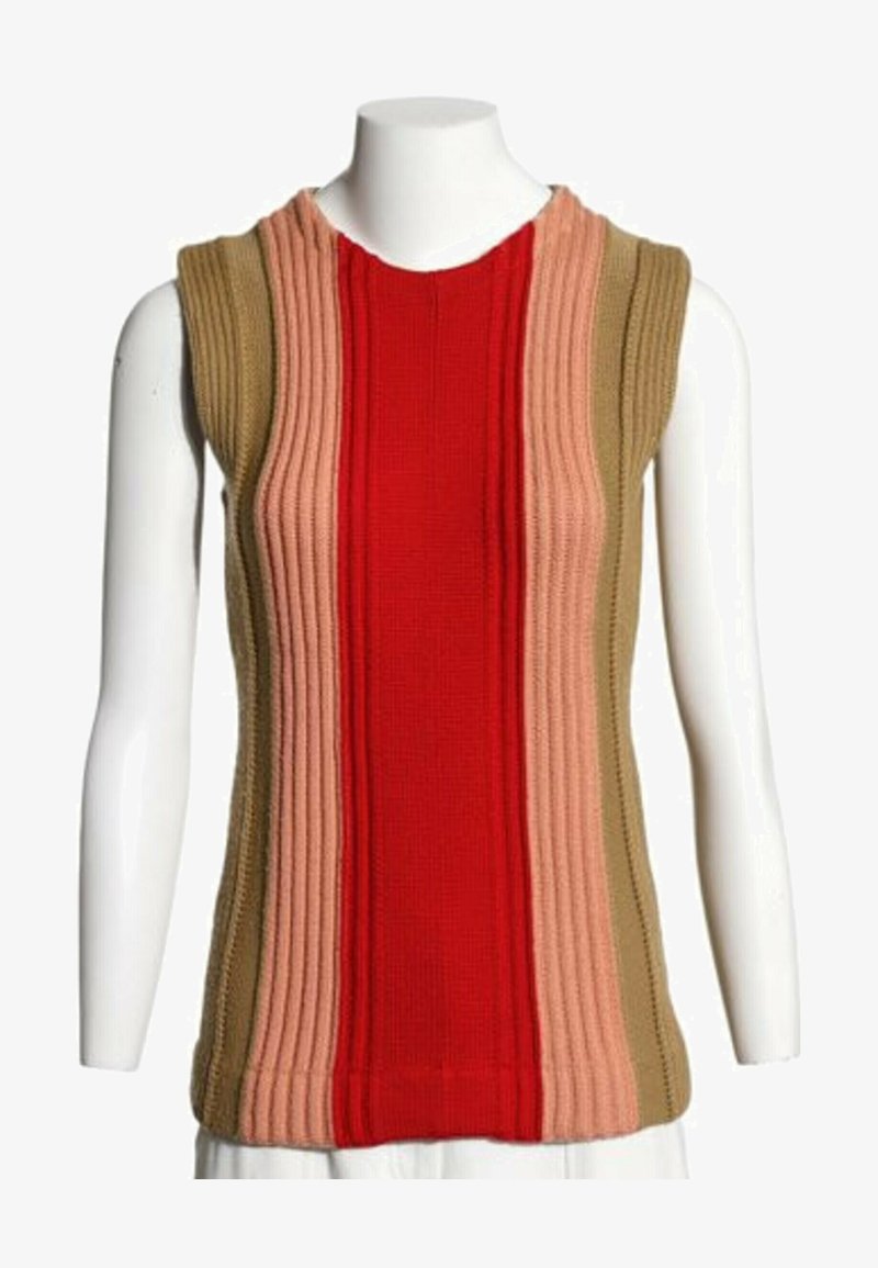 Haut en maille sans manches avec des rayures côtelées verticales en tons rouge, rose et marron sur un buste de mannequin blanc.