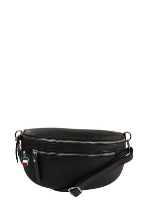 Sac en cuir noir porté travers avec une finition texturée, doubles zips et une bandoulière réglable ; orné d'un charme drapeau italien.