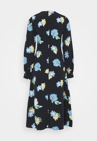 Robe midi noire à manches longues, ornée de motifs floraux bleus et jaunes, vue de dos sur fond blanc.