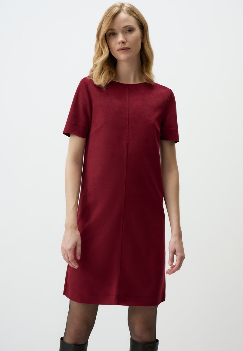 Rotes Kurzarmkleid mit glatter Textur und klarer Silhouette. Verfügt über einen runden Halsausschnitt und eine Mittelnähte, knielange Länge.