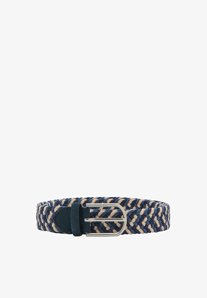 Ceinture en tissu tressé bleu marine et beige avec une boucle métallique argentée et une extrémité en cuir bleu marine, enroulée en cercle sur fond blanc.