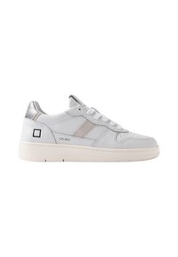 Hvide lædersneakers med en glat finish, sølvfarvede detaljer på hælen og lys grå side-stribe. Gummisål med minimalistisk design.
