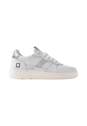 Sneaker bianco in pelle con finitura liscia, dettagli argentati sul tallone e striscia laterale grigio chiaro. Suola in gomma con design minimalista.