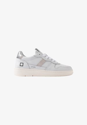 Witte leren sneaker met een gladde afwerking, zilveren accenten op de hiel en een lichtgrijze zijstripe. Rubberen zool met een minimalistisch ontwerp.