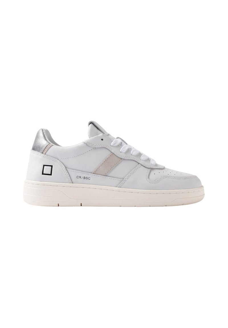 Hvide lædersneakers med en glat finish, sølvfarvede detaljer på hælen og lys grå side-stribe. Gummisål med minimalistisk design.