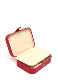 Boîte à bijoux rectangulaire rouge avec un extérieur lisse, un intérieur beige, des compartiments de rangement et une fermeture à pression.