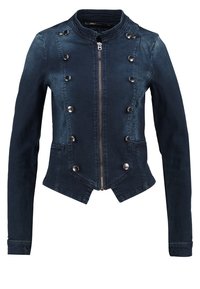Chaqueta de denim azul oscuro con un diseño ajustado, cuello alzado, cremallera en la parte delantera y detalles de botones en tono plateado. Incluye dos bolsillos laterales.