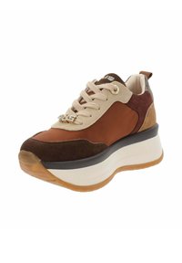 Zapatilla deportiva marrón y beige que presenta una mezcla de tejidos, diseño con cordones, suela acolchada y un sutil acento de logo.