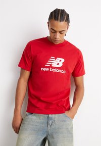 New Balance ESSENTIALS LOGO UNISEX - Nyomott mintás póló - team red