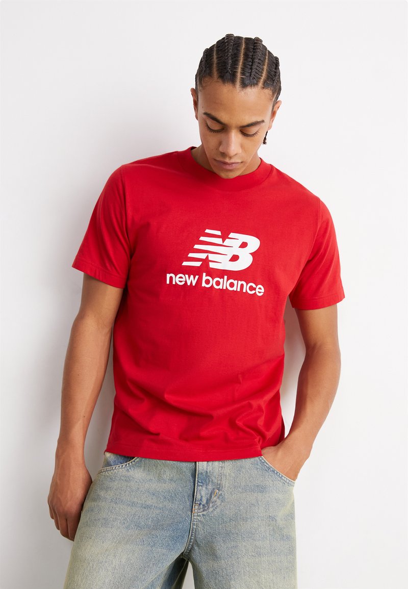 New Balance ESSENTIALS LOGO UNISEX - Nyomott mintás póló - team red
