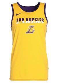 Maillot de basket-ball jaune Nike avec le texte "LOS ANGELES LAKERS" en blanc et violet, avec le logo de l'équipe en dessous. Design sans manches, fabriqué en tissu.
