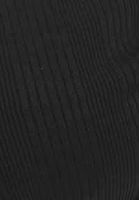 Svart ribbet stoff med horisontale striper. Materialet ser elastisk ut med en jevn tekstur og subtil glans. Ingen ytterligere detaljer synlige.