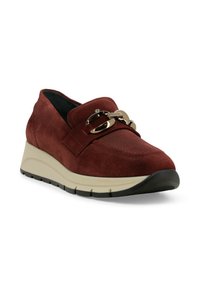 Mocassino in suede rosso con suola a zeppa, caratterizzato da un accento in catena dorata e dettagli cuciti sulla tomaia. Suola in gomma nera per una migliore aderenza.