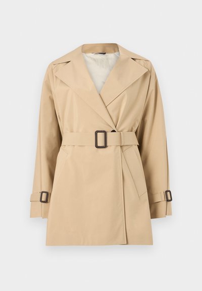 Μπεζ καμπαρντίνα με ζώνη, φαρδιές πέτολες, μακριά μανίκια και λεπτομέρειες με αγκράφα στους καρπούς και τη μέση, σε λευκό φόντο.