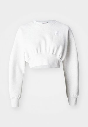 Kort sweatshirt in lichtgrijze stof met lange mouwen, geribde onderrand en een klein logo-opdruk op de borst. Soepele textuur, casual ontwerp.