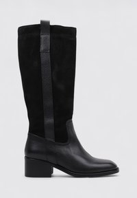 Botas negras hasta la rodilla que combinan ante y cuero, con un panel texturizado y un diseño de punta cuadrada. Incluyen tacón cuadrado.