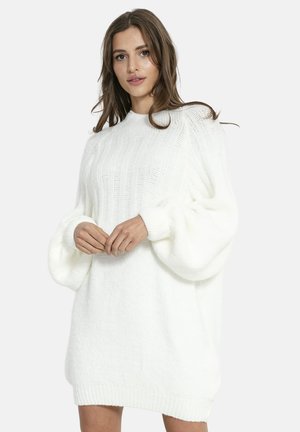 Biała dzianinowa sukienka swetrowa wykonana z miękkiego materiału, z prążkowaną fakturą, oversize'owymi balonowymi rękawami i okrągłym dekoltem.