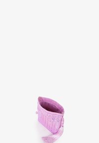Roze gevlochten clutch- tas met een gestructureerd patroon, een franjeaccent en een stoffen voering. Het heeft een gestructureerde vorm met een opening aan de bovenkant.